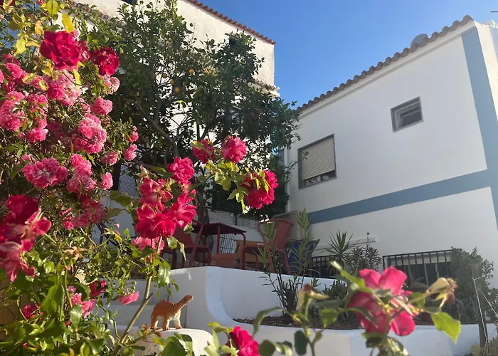 2-bedroom House W Garden In Heart Of Village Feriehus *
