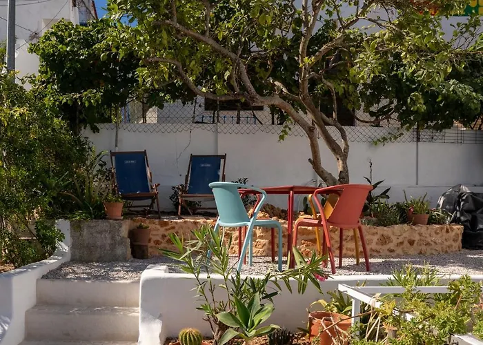 2-bedroom House W Garden In Heart Of Village Feriehus