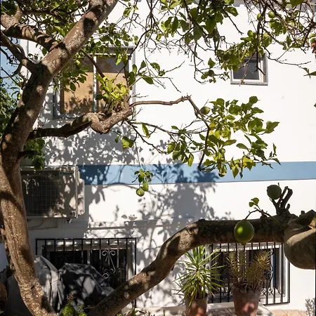 2-bedroom House W Garden In Heart Of Village بيت للعطل