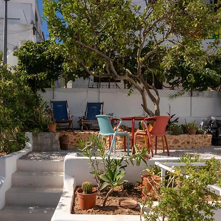 2-bedroom House W Garden In Heart Of Village בית נופש